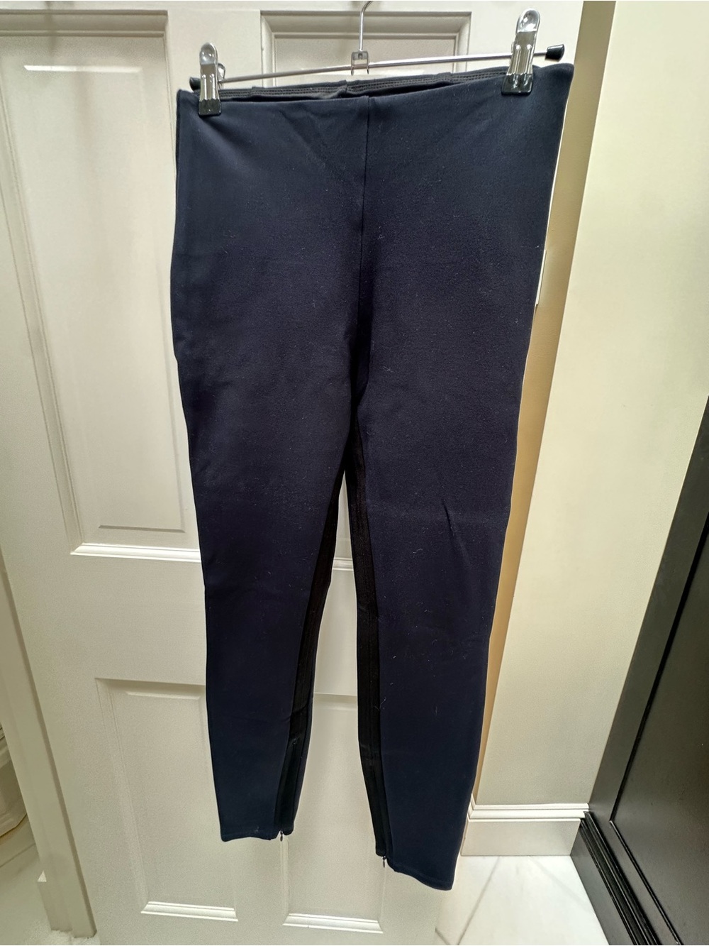 LYSSÉ New York Navy Ponte Leggings Sz S Ankle Zip